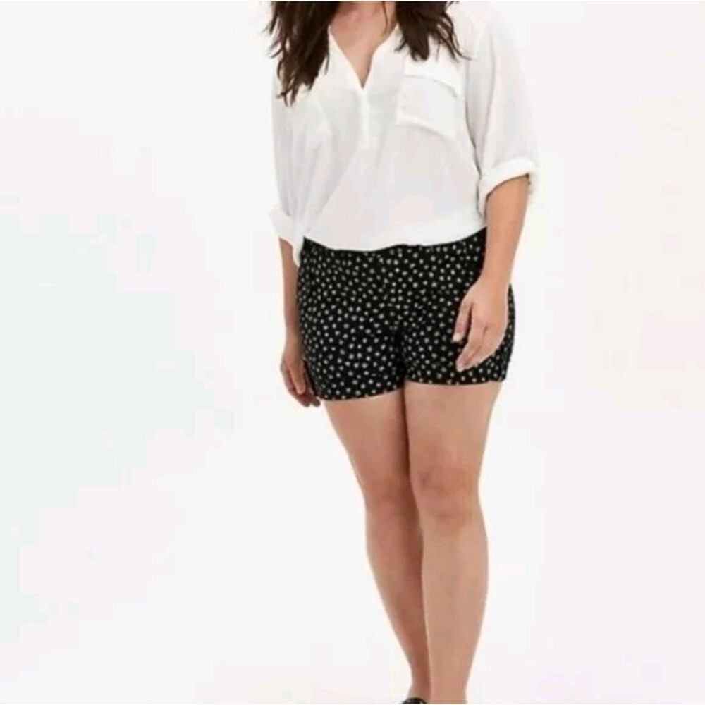Torrid Black Star Print Twill Cuffed Shorts Women's Size 26